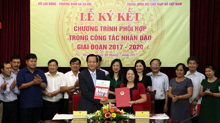 Bộ trưởng Bộ LĐ-TB&XH Đào Ngọc Dung và Chủ tịch Hội Chữ thập đỏ Việt Nam Nguyễn Thị Xuân Thu ký kết và trao bản chương trình hợp tác đến 2020.